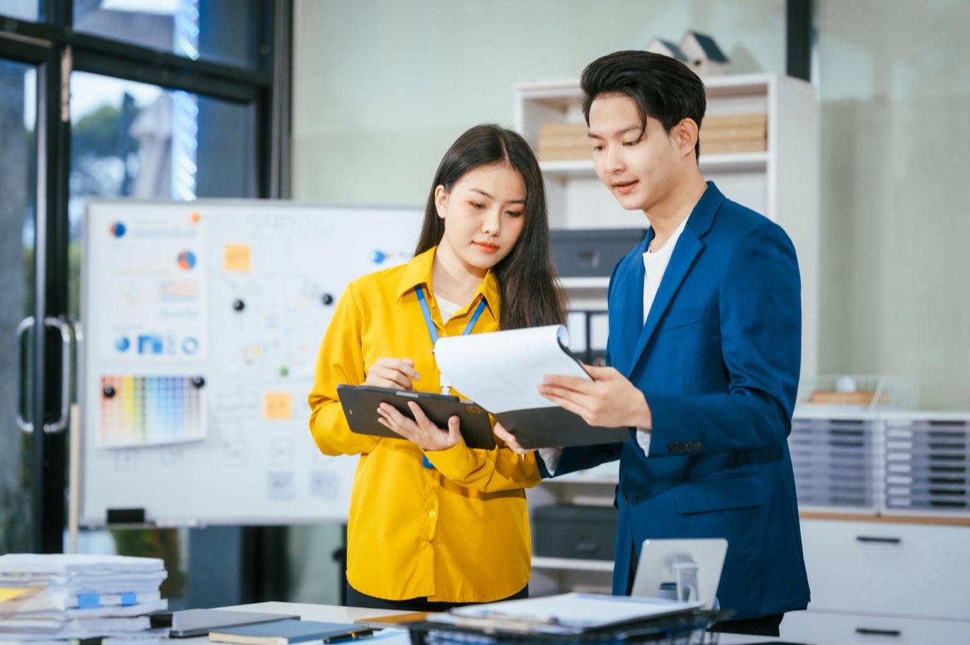 Operator working with a support specialist